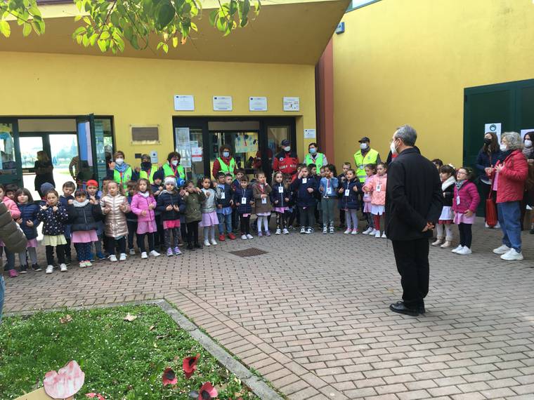 0.1.I bambini dell_infanzia accolgono il vescovo Marco con la canzone JPG.JPG