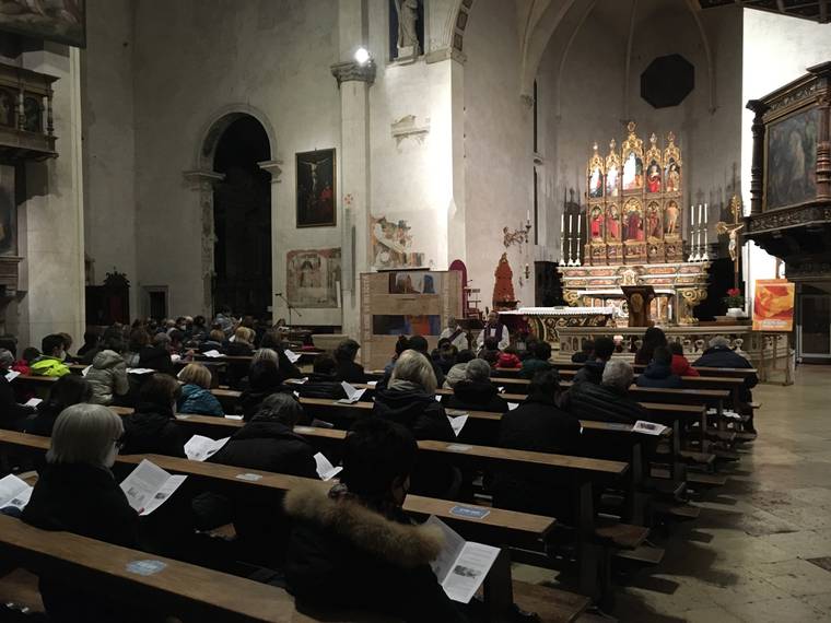 0.2.preghiera in cattedrale.JPG