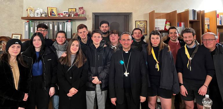 01 _ alcuni giovani incontrano il vescovo in Curia.jpg