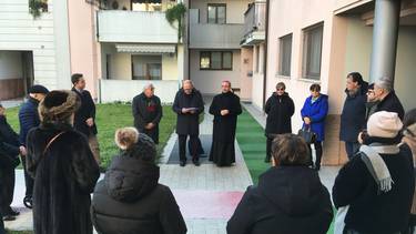 01 benedizione di alcuni condomini a Cerese.JPG