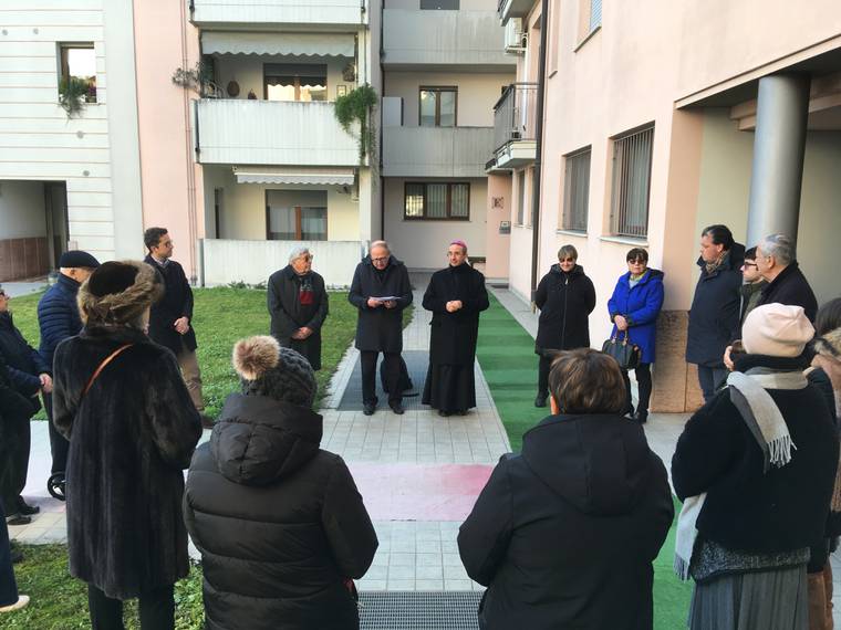 01 benedizione di alcuni condomini a Cerese.JPG