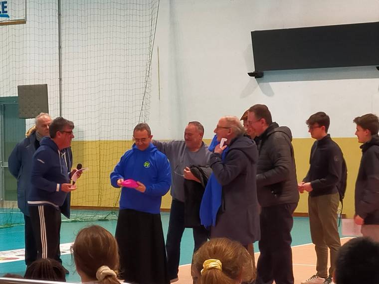 02 _ il vescono incontra i dirigenti al Palasport di Cerese.JPG