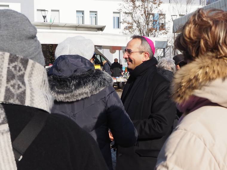 02 il Vescovo incontra le persone sulla piazza del mercato a Cerese.JPG