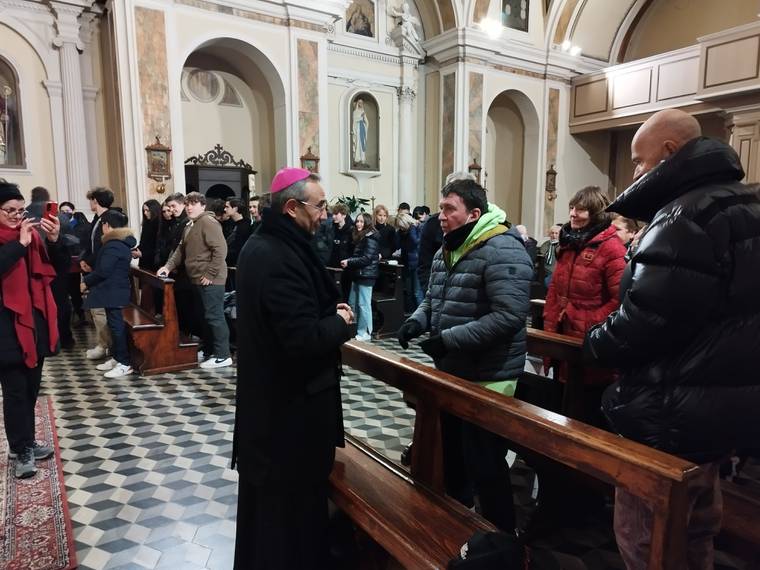 03 _ 4 il vescovo parla con la comunita di San Cataldo.jpg