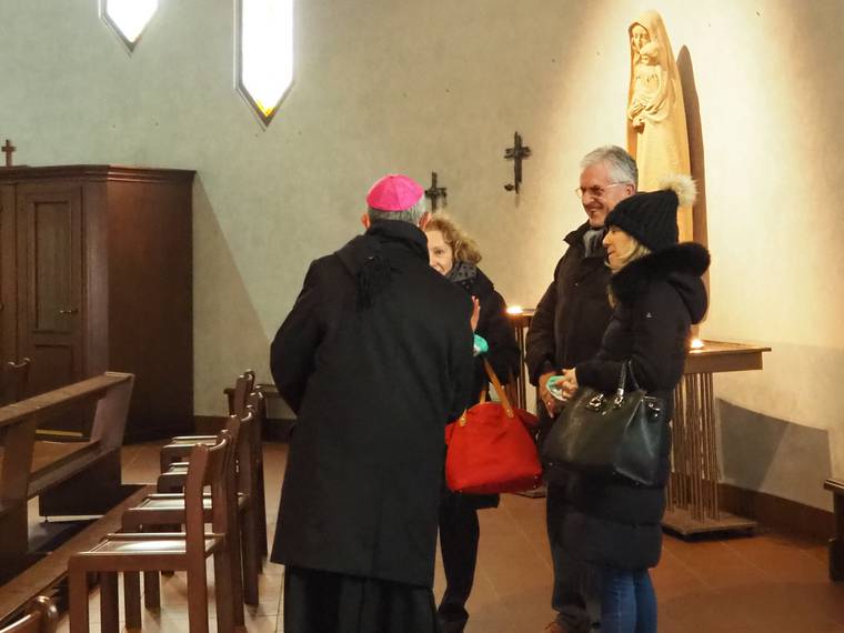 03 il Vescovo si rende disponibile per incontri personali in chiesa nuova a Cerese.JPG