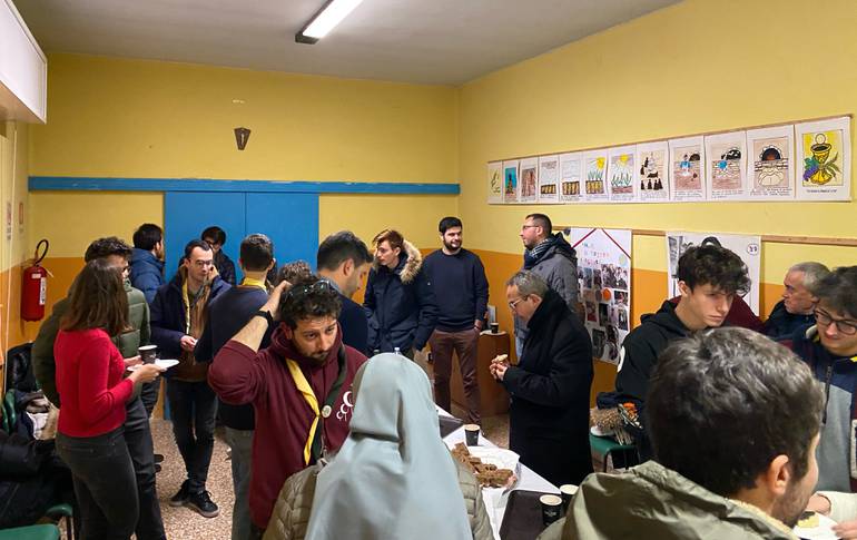 04 apericena in Oratorio con i giovani.jpeg