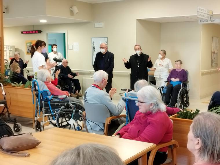 04 il Vescovo incontra gli ospiti della R.S.A. “I Girasoli” a Cerese.jpg