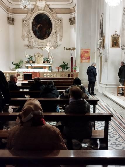06 a Borgoforte, in chiesa parrocchiale, il Vescovo si rende disponibile per l_ascolto.jpg