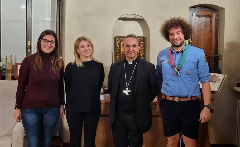 1. giovani e vescovo.jpg