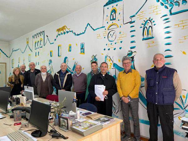 1 vescovo e redazione del magazine Sermidiana.jpg