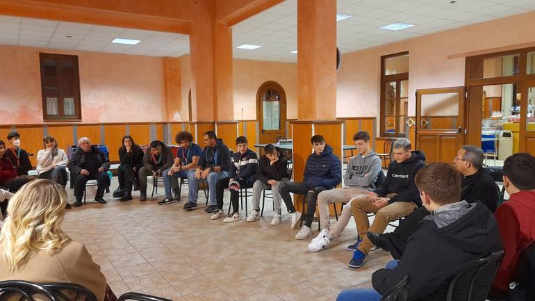 2. apericena coi giovani.jpg