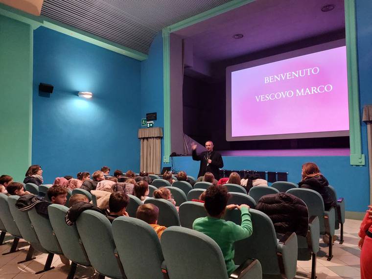 3. vescovo e ragazzi catechismo.jpg