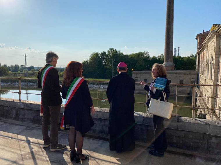 3 La Presidente delle Bonifiche mostra il funzionamento degli impianti.jpg