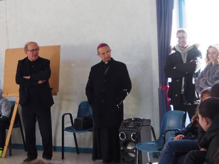 3 il Vescovo incontra i cresimandi in oratorio a Cerese 2.JPG