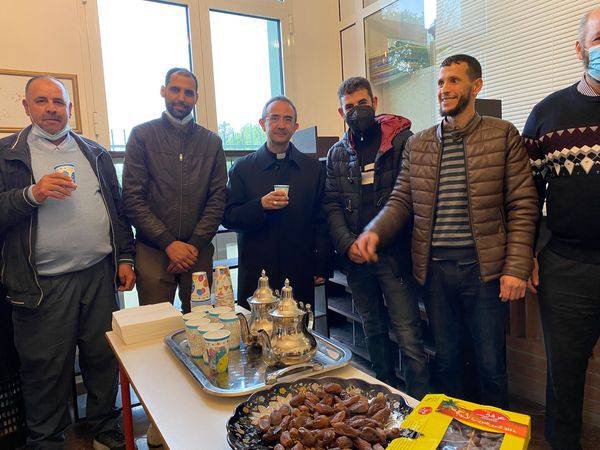 3 vescovo con ass. islamica sermide.jpg