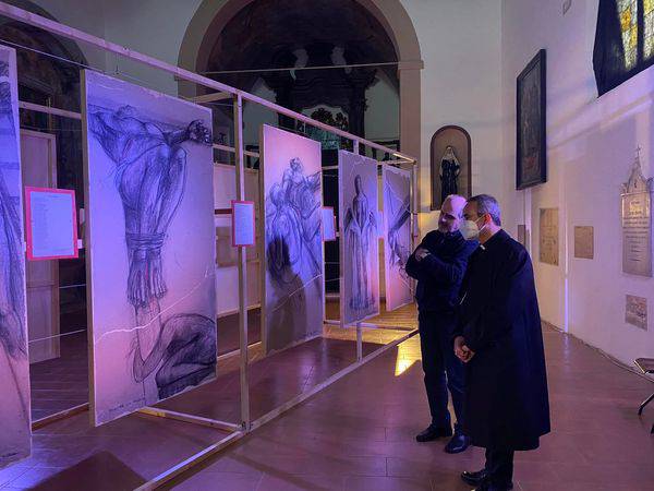 4. vescovo alla Mostra sulla Via Crucis dell_artista Denis Racanelli.jpg