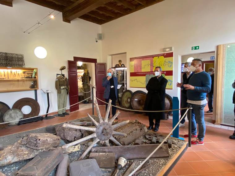 6. Vescovo al Museo della Seconda guerra mondiale di Felonica.jpg