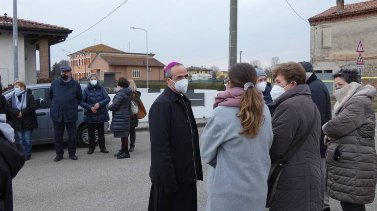 6saluto convenuti.JPG