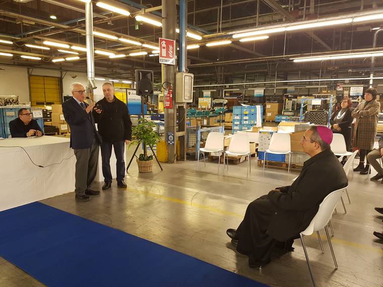 Alla Berman il vescovo ascolta i responsabili delle imprese produttive.jpg