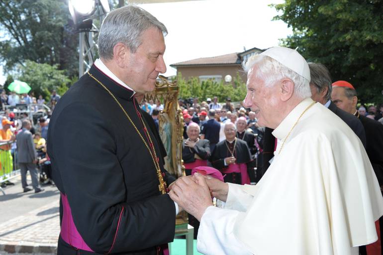 Benedetto XVI Busti.jpg