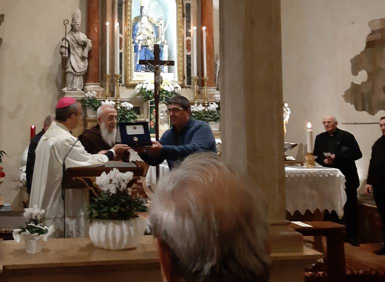 Dono del Vescovo di una reliquia all_Unità Pastorale.jpg