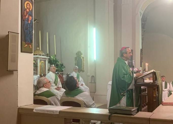 Il Vescovo presiede la Messa di inizio Visita Pastorale a Libiola di Serravalle a Po.jpg