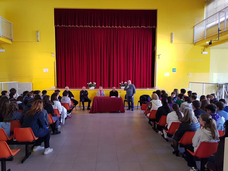 Incontro con studenti scuola media E. Ferri.jpg