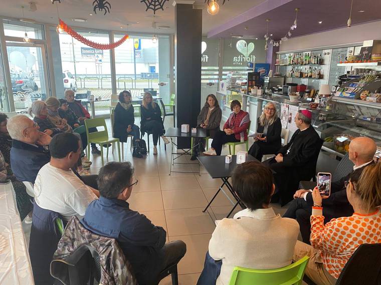 Ostiglia, il Vescovo incontra una rappresentanza di commercianti.jpg