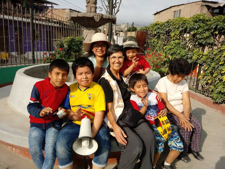 Teresa con bambini del catechismo.jpg