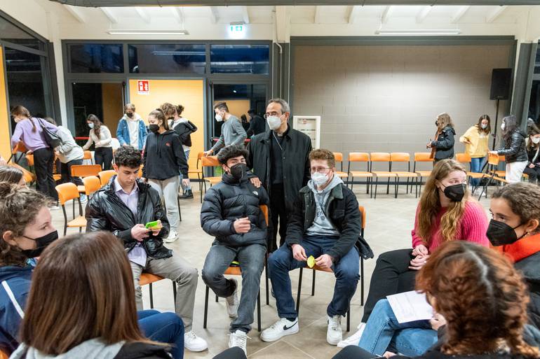 UPC vescovo e animatori grest.jpg