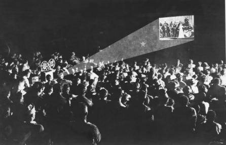 Vecchia_immagine_del_cinema_allaperto-H170629165241.jpg