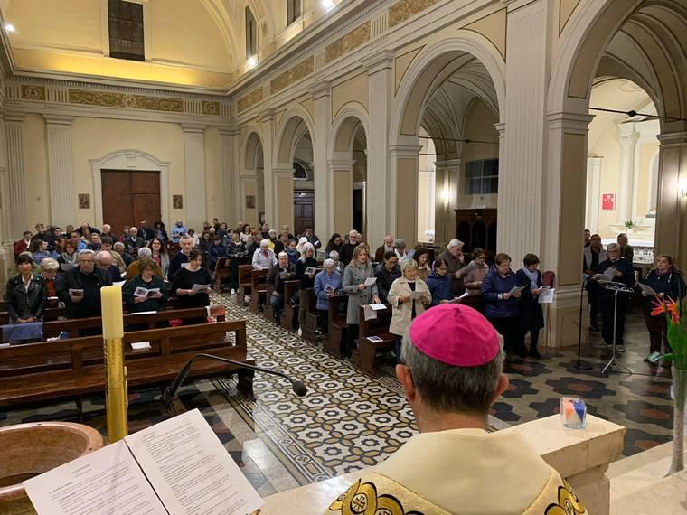 Veglia di preghiera di inizio Visita Pastorale a Sustinente guidata dal Vescovo Marco.jpg