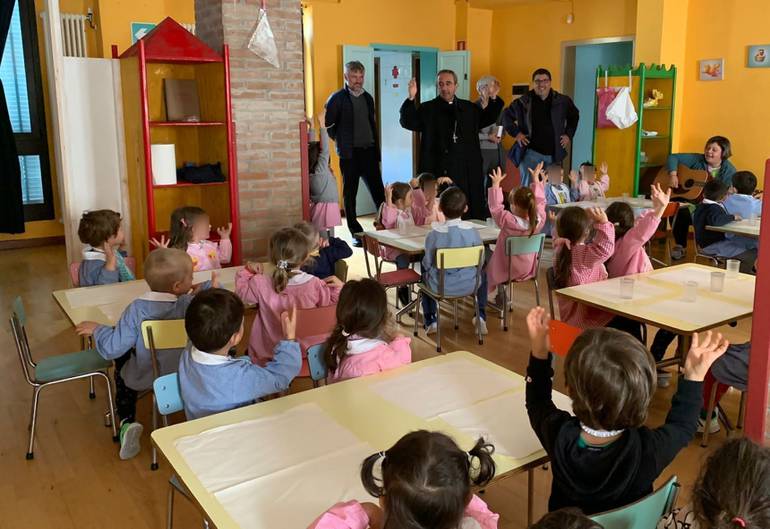 Vescovo scuola materna Ostiglia.jpg