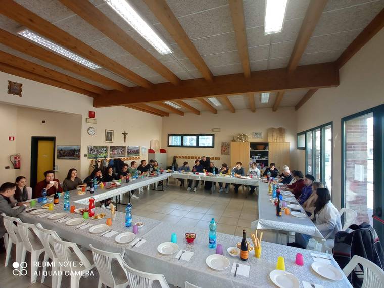 a Moglia pranzo con i giovani.jpg