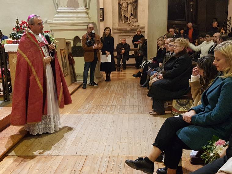 il vescovo parla ai cresimandi di San Benedetto.jpg