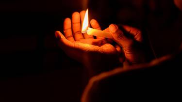 C:\fakepath\pexels-dazzle-jam-mano candela.jpg