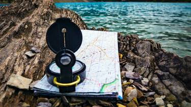 C:\fakepath\pexels-joshua-woroniecki-mappa bussola.jpg