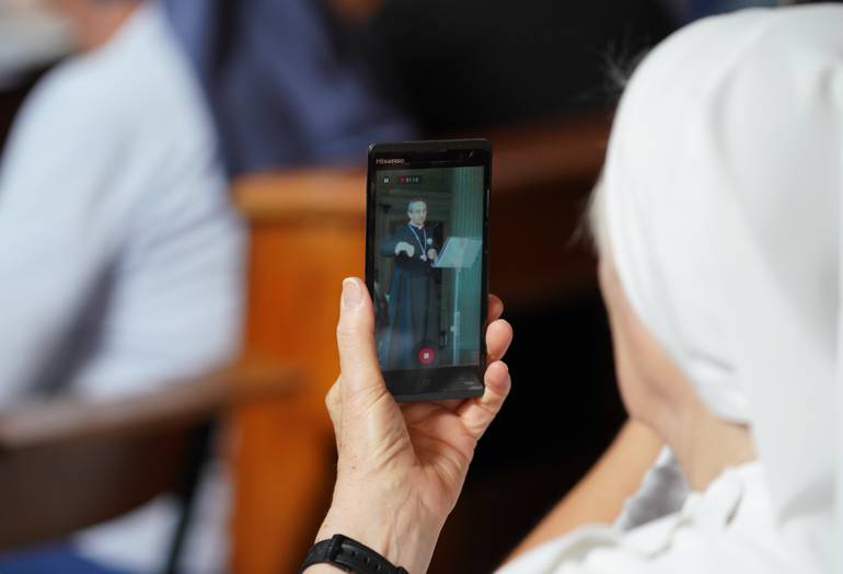 suora vescovo smartphone.JPG