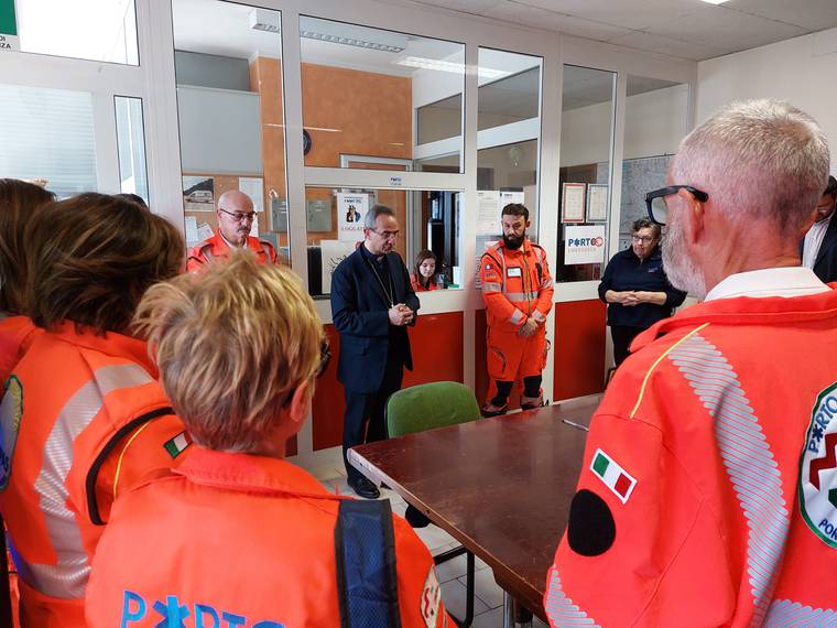 vescovo a porto emergenza.jpg