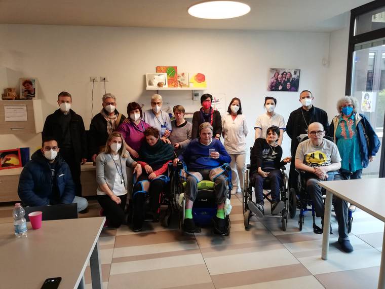 vescovo al centro tam tam 22.04.22.jpg