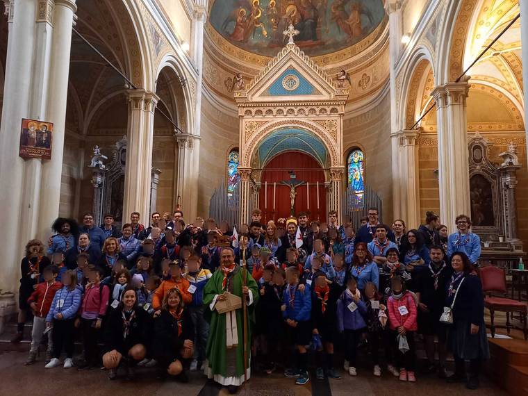 vescovo con scout ostiglia _1_.jpg