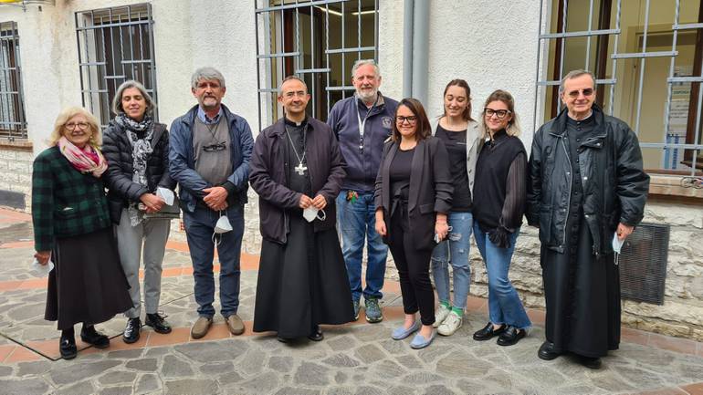 vescovo e comunità di bessimo.jpg