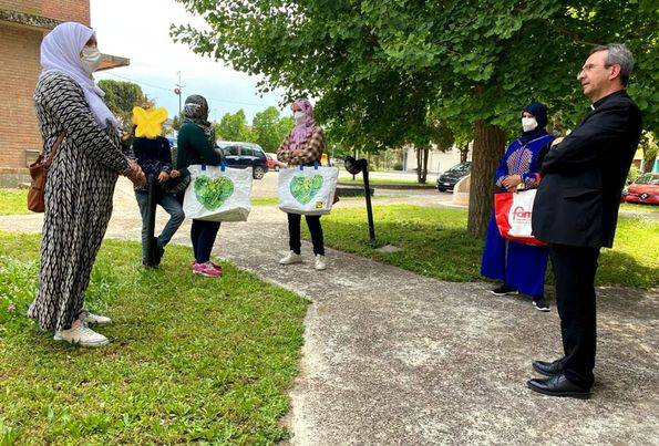 vescovo e donne musulmane.jpg