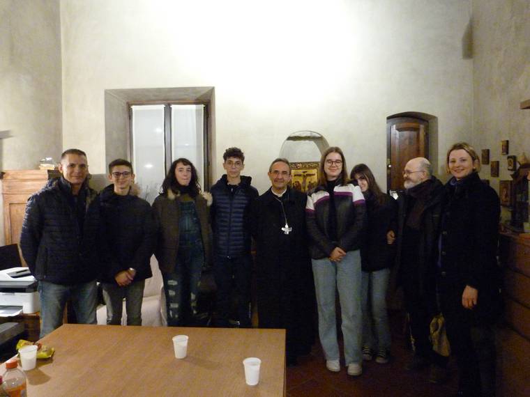 vescovo e giovani UP un solo riso.JPG