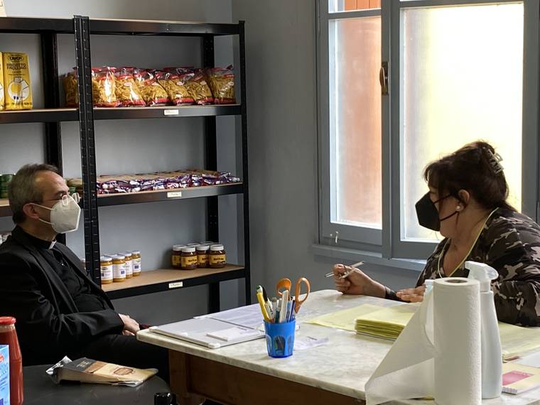 vescovo emporio caritas sermide.jpg