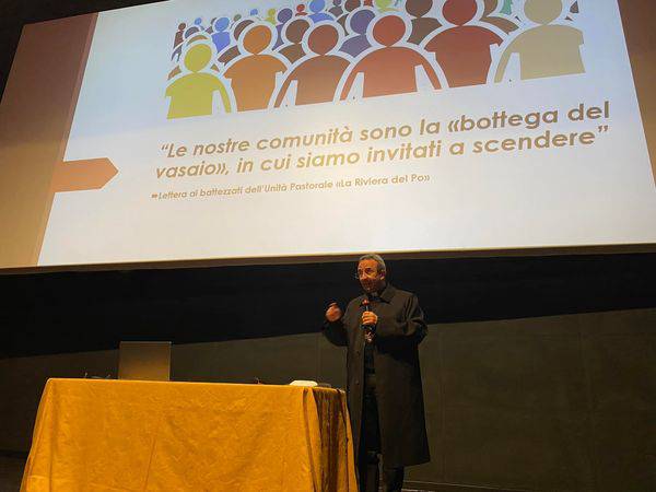 vescovo su equipe di comunità.jpg